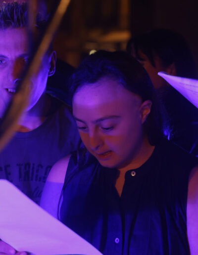 Due giovani allievi leggono il testo di un brano durante un’esibizione serale del coro di ArteMusica Piacenza 2023/24