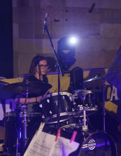 Studentessa batterista durante un’esibizione live della stagione 2023/24 di ArteMusica Piacenza