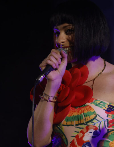 Cantante durante una performance live della stagione 2023/24 di ArteMusica Piacenza