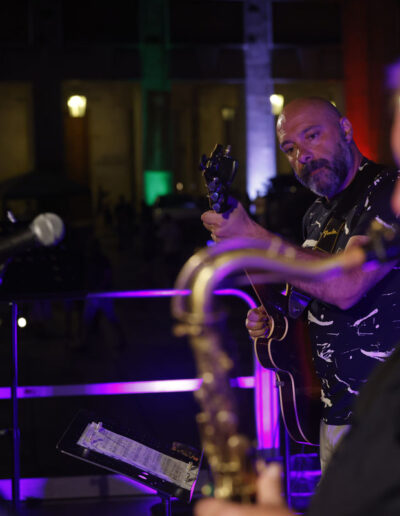 Chitarrista e sassofonista durante un’esibizione live della stagione 2023/24 di ArteMusica Piacenza