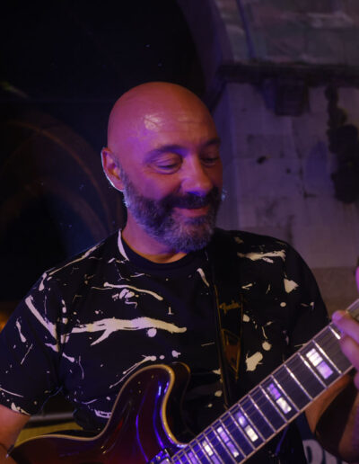 Chitarrista che suona durante il concerto serale della stagione 2023/24 di ArteMusica Piacenza