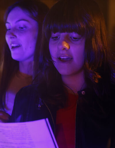 Due allieve cantano leggendo il testo durante una prova di coro ad ArteMusica Piacenza 2023/24