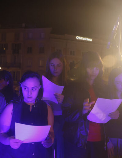 Gruppo di studenti canta sul palco durante una performance serale della stagione 2023/24 di ArteMusica Piacenza