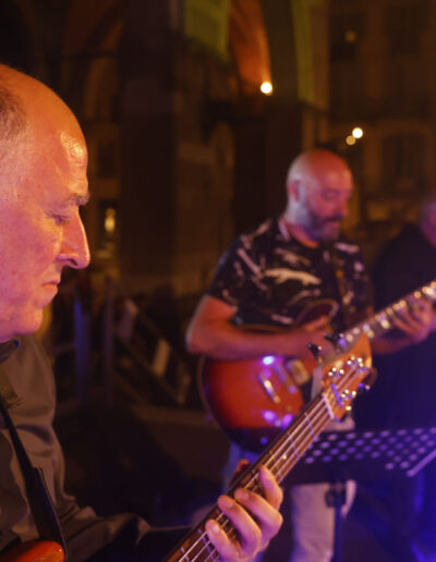 Musicisti al basso e alla chitarra durante un concerto serale della stagione 2023/24 di ArteMusica Piacenza