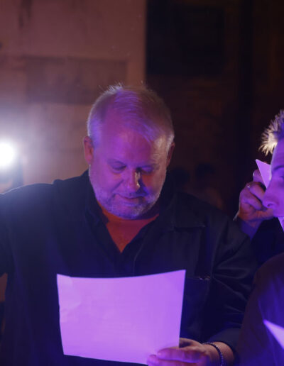 Insegnante e studente leggono il testo durante una prova di canto sul palco ad ArteMusica Piacenza 2023/24