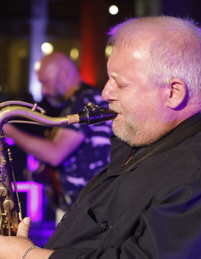 Sassofonista che suona dal vivo durante la stagione 2023/24 di ArteMusica Piacenza