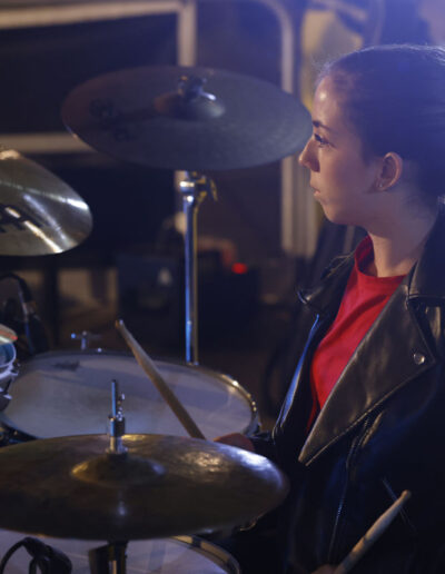 Giovane batterista di ArteMusica Piacenza mentre suona la batteria durante il concerto serale