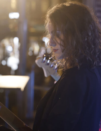 Giovane chitarrista durante un’esibizione live serale con la band di ArteMusica Piacenza