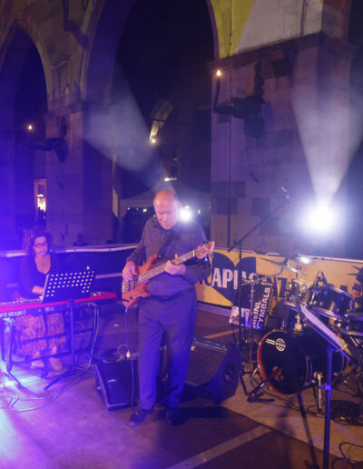 Ensemble di musicisti sul palco durante un concerto serale della stagione 2023/24 di ArteMusica Piacenza