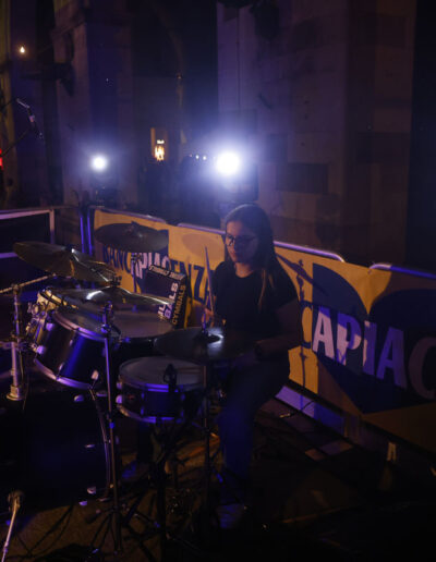 Giovane batterista durante un concerto serale della stagione 2023/24 di ArteMusica Piacenza