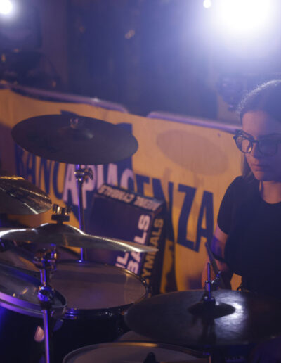 Giovane batterista durante un concerto serale della stagione 2023/24 di ArteMusica Piacenza