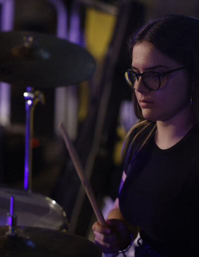 Giovane batterista durante un’esibizione live della stagione 2023/24 di ArteMusica Piacenza