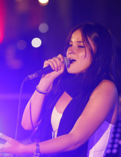 Giovane cantante durante un’esibizione live, stagione 2023/24 di ArteMusica Piacenza