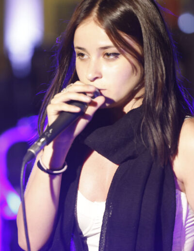 Giovane cantante durante un’esibizione live della stagione 2023/24 di ArteMusica Piacenza