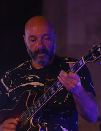 Chitarrista elettrico durante un’esibizione live della stagione 2023/24 di ArteMusica Piacenza