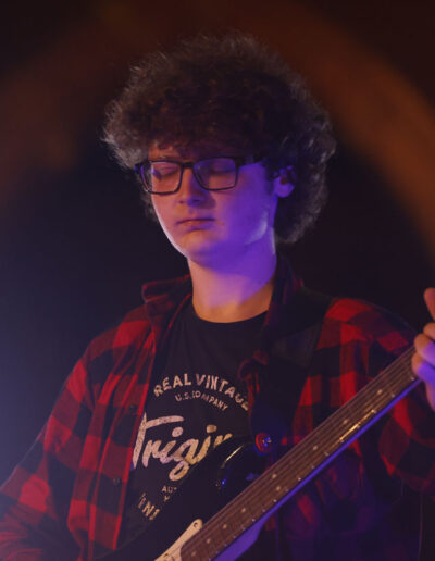 Giovane chitarrista elettrico durante un’esibizione live della stagione 2023/24 di ArteMusica Piacenza