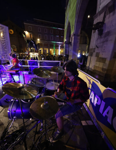 Band di giovani musicisti sul palco durante un concerto serale della stagione 2023/24 di ArteMusica Piacenza