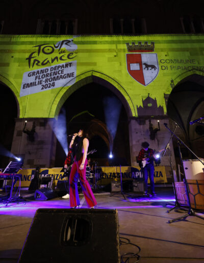 Band di giovani musicisti in concerto sotto le proiezioni del Tour de France durante la stagione 2023/24 di ArteMusica Piacenza