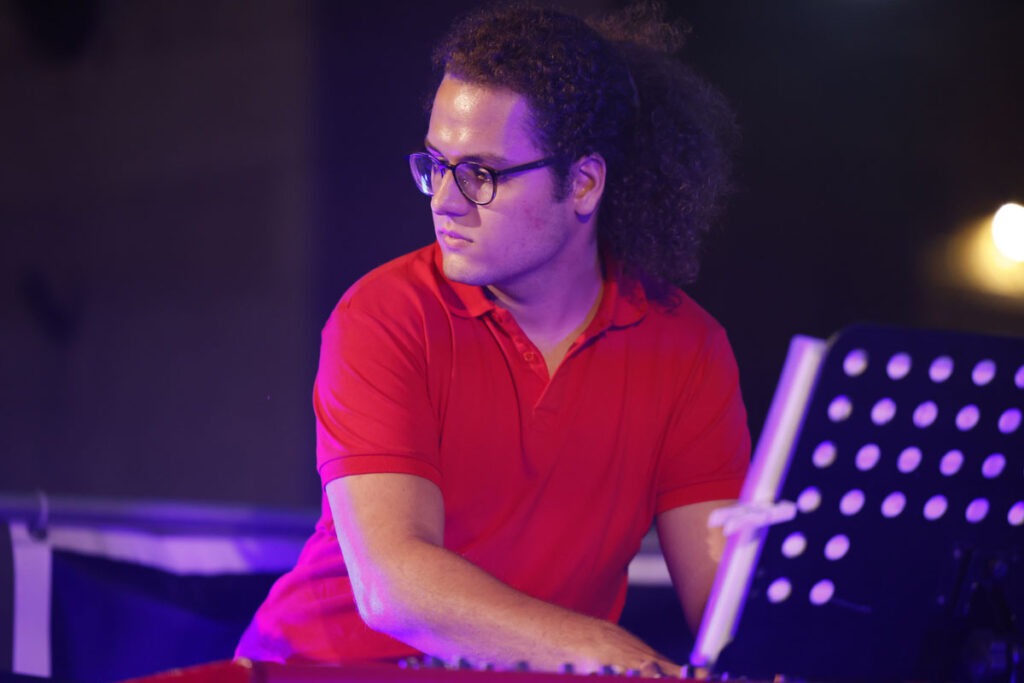 Giovane tastierista durante un’esibizione live della stagione 2023/24 di ArteMusica Piacenza