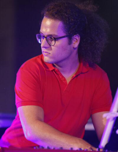 Giovane tastierista durante un’esibizione live della stagione 2023/24 di ArteMusica Piacenza