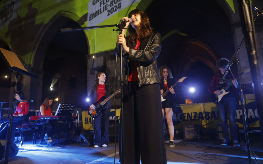 Band di giovani musicisti di ArteMusica Piacenza in concerto serale sotto i portici