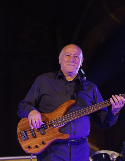 Bassista che suona un basso elettrico durante un concerto live