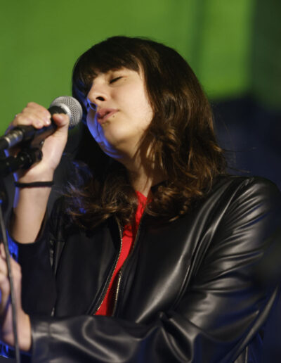 Cantante che si esibisce dal vivo con il microfono