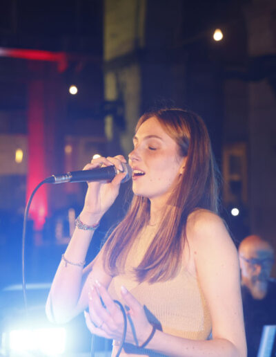 Giovane cantante sul palco durante un’esibizione live di ArteMusica Piacenza
