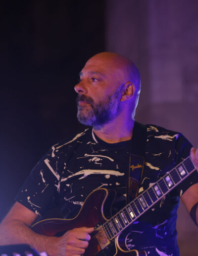 Chitarrista che suona la chitarra elettrica durante un concerto live