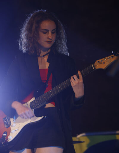 Chitarrista che suona la chitarra elettrica durante una performance live