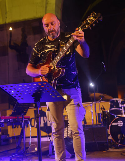 Chitarrista che suona la chitarra elettrica durante un concerto live