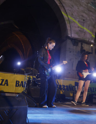 Giovani musicisti di ArteMusica Piacenza che si esibiscono sul palco durante un concerto serale