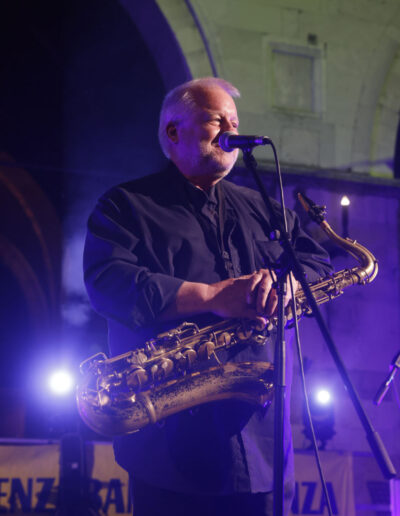 Band di giovani musicisti durante un concerto live a Piacenza