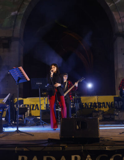 Band di giovani musicisti durante un concerto live a Piacenza