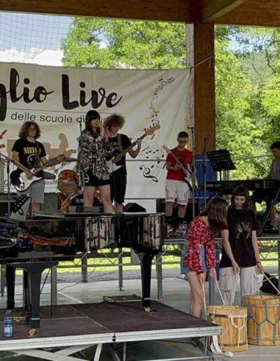 Gruppo di studenti che suonano dal vivo al festival Voglio Live su un palco all’aperto