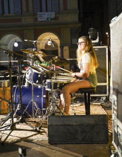 Giovane batterista che suona durante il concerto degli studenti in Piazza Cavalli a Piacenza.
