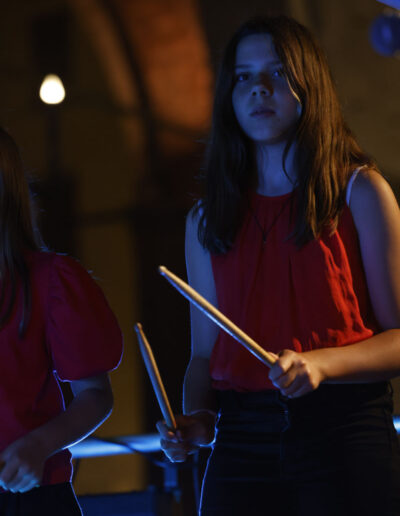 Giovane percussionista che suona durante un'esibizione dal vivo