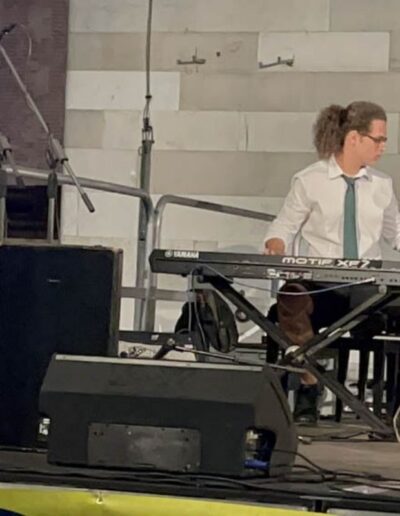 Giovane tastierista suona una Yamaha Motif XF7 durante un concerto a Piacenza