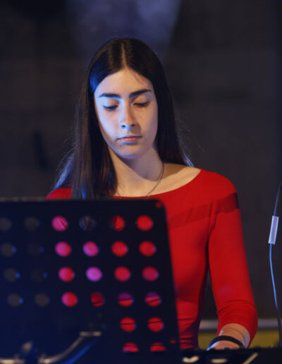Tastierista che suona dal vivo durante un concerto
