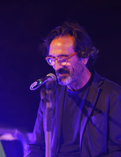 Pianista che suona la tastiera durante un concerto live