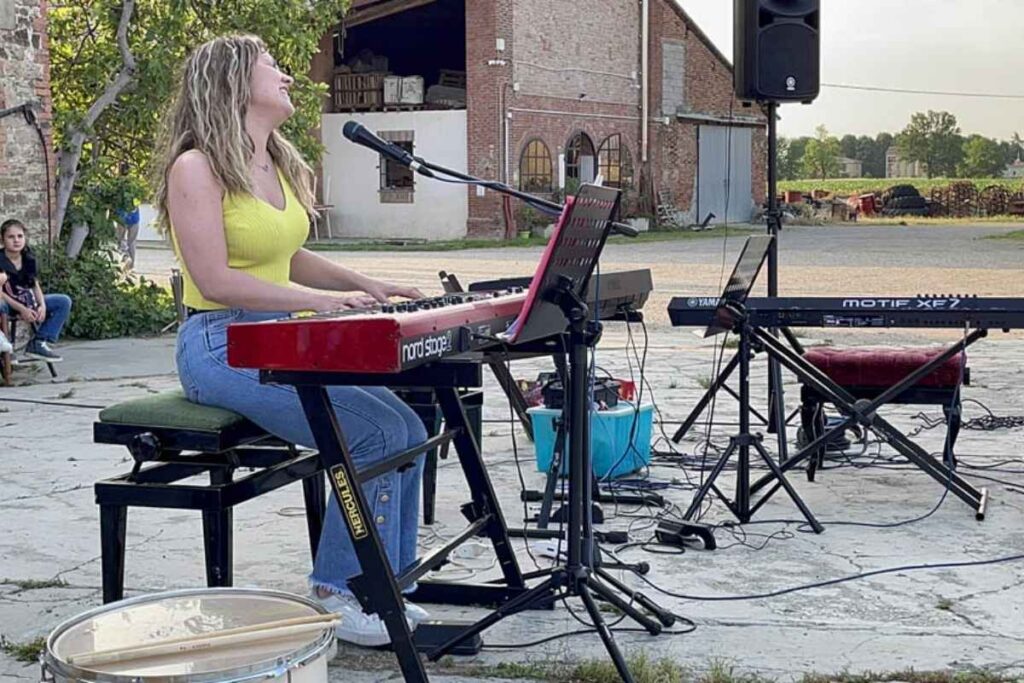 Pianista che suona all’aperto durante un concerto in campagna vicino a Piacenza