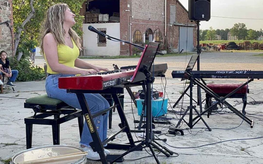 Pianista che suona all’aperto durante un concerto in campagna vicino a Piacenza