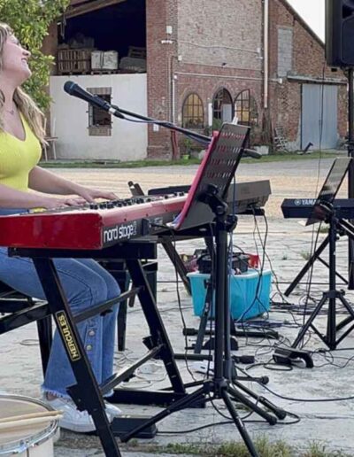 Pianista che suona all’aperto durante un concerto in campagna vicino a Piacenza