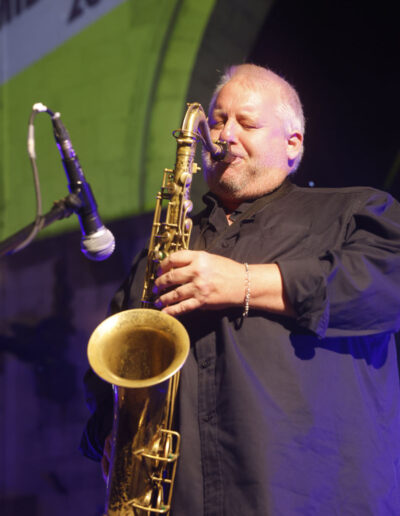 Sassofonista che suona il sax tenore durante un concerto live